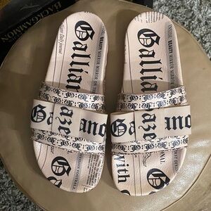 BNWNT John Galliano Pinkish Beige and Black Newspaper print & bow Pool Slides